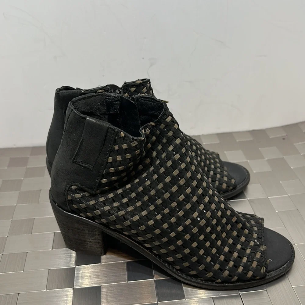 Pliner black&grey‎ woven leather ankle booties